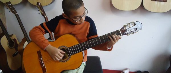 Đàn guitar chất lượng giúp bạn có nhiều hứng khởi hơn khi học