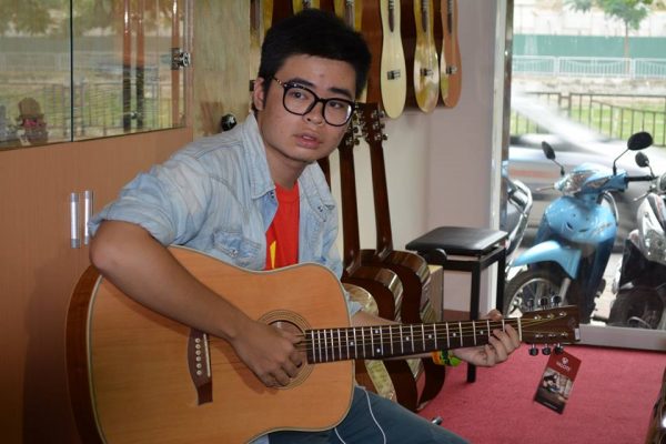 Đàn guitar giá rẻ là lựa chọn hàng đầu của các bạn sinh viên