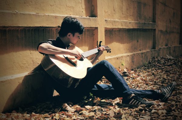 Đàn guitar rẻ nhất là bao nhiêu? là câu hỏi được nhiều bạn sinh viên quan tâm