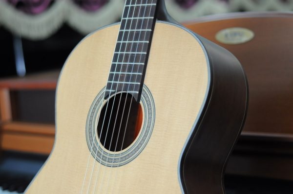 Hiểu rõ cách phân biệt đàn guitar acoustic và classic giúp bạn dễ dàng chọn đàn phù hợp
