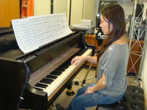 Thực hành ở trung tâm dạy đàn sẽ giúp bạn tự học piano không có đàn