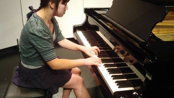 Để tự học piano không có đàn, bạn có thể chọn dịch cho thuê đàn theo giờ