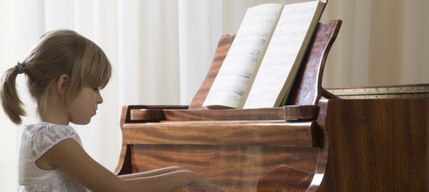 Đàn piano với nhiều mẫu mã và mức giá khác nhau