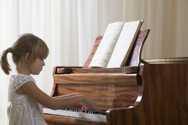 Đàn piano với nhiều mẫu mã và mức giá khác nhau