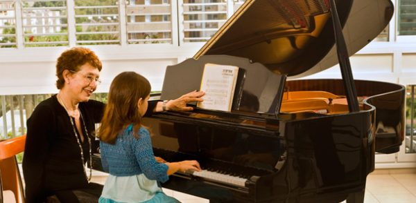 Trang bị một cây đàn piano cho bé để có thể thoải mái học