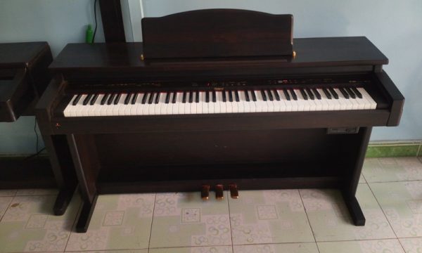 Đàn piano Roland nổi bật với thiết kế tinh tế, sang trọng