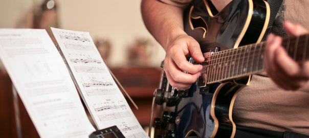 Đàn guitar chất lượng giúp bạn có nhiều hứng khởi hơn khi học