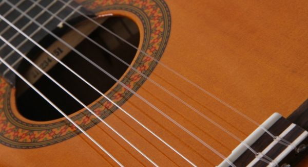 Đàn Guitar Yamaha là thương hiệu không thể nào bỏ qua của giới yêu nhạc