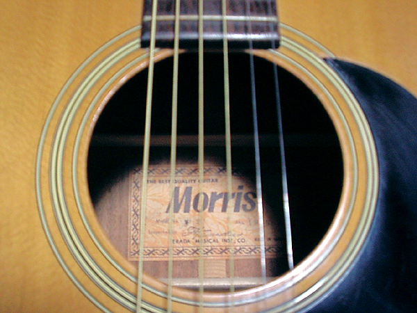 Đàn Guitar Acoustic MORRIS F-15 có kết cấu chắc chắn, âm thanh sáng