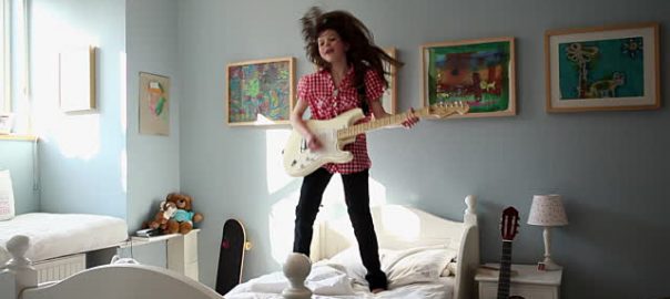 4 lưu ý khi chọn mua đàn guitar điện tử cho bé
