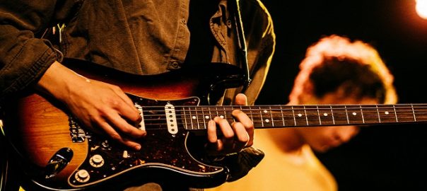 Mỗi thương hiệu đàn guitar điện sẽ có công nghệ sản xuất riêng biệt