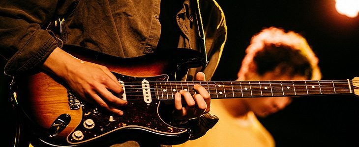 Mỗi thương hiệu đàn guitar điện sẽ có công nghệ sản xuất riêng biệt