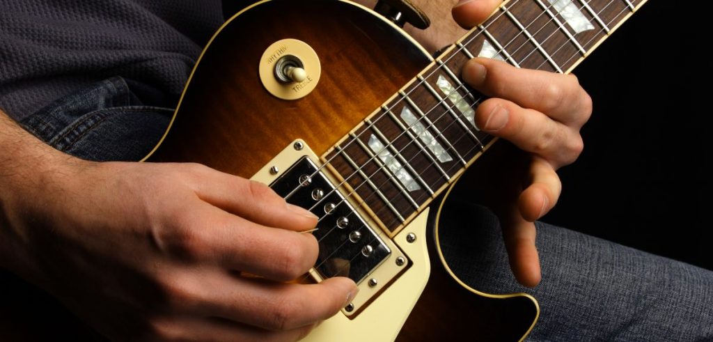 Học chơi đàn guitar điện trở thành nhu cầu phổ biến của giới trẻ