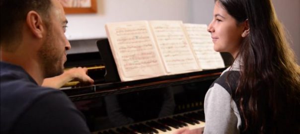 Hãy thả lỏng để bạn dễ dàng học cách luyện ngón piano nhanh hơn