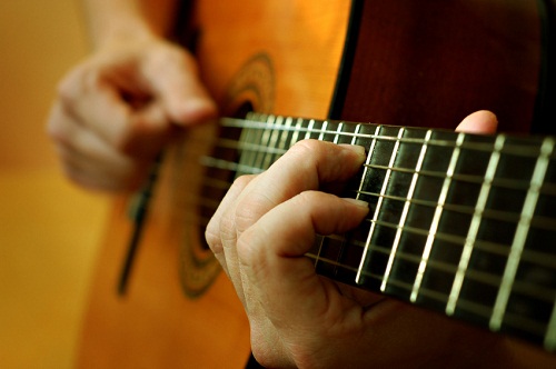 Không nên tạo căng thẳng khi luyện cách bấm tay trái guitar