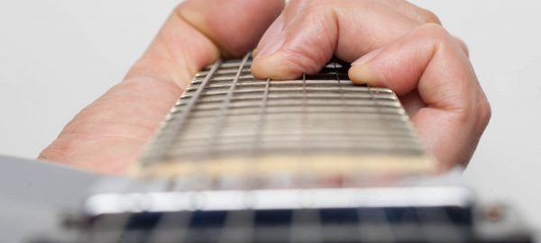 Học cách bấm dây đàn guitar không đau tay sẽ giúp bạn làm quen với đàn tốt hơn