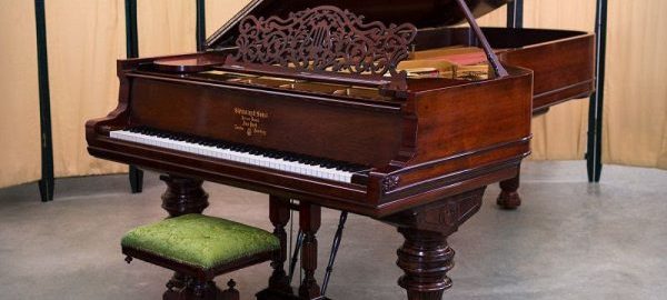 Giá đàn piano cơ cao hơn piano điện
