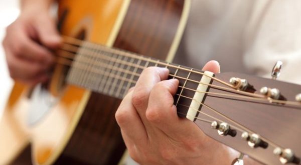 Tư thế ngồi đàn guitar và phom tay chuẩn thật sự rất quan trọng