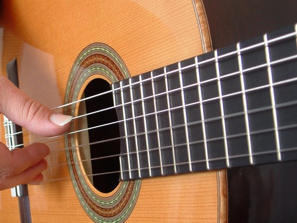 Bạn hãy tìm một lớp học để được hướng dẫn khi mới học đàn guitar