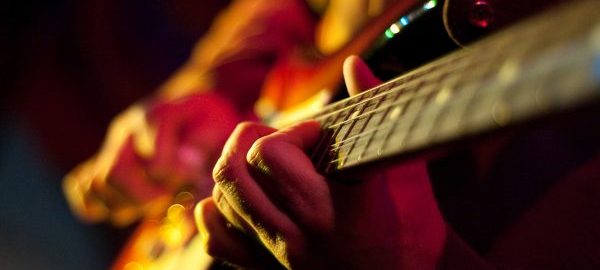 Chọn mua đàn guitar giá rẻ để tập phù là điều ai cũng quan tâm