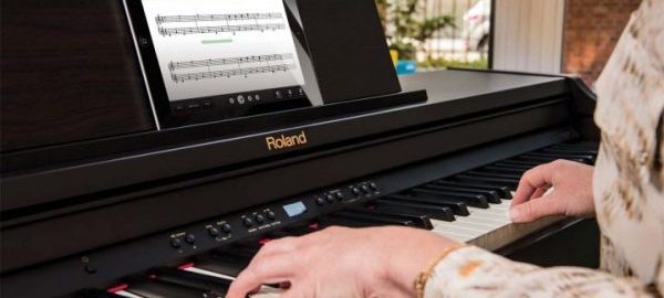 So sánh các dòng đàn piano điện Roland, Yamaha, Kawai và Casio