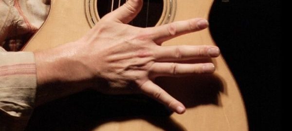 Tay nhỏ có chơi được guitar hay không?