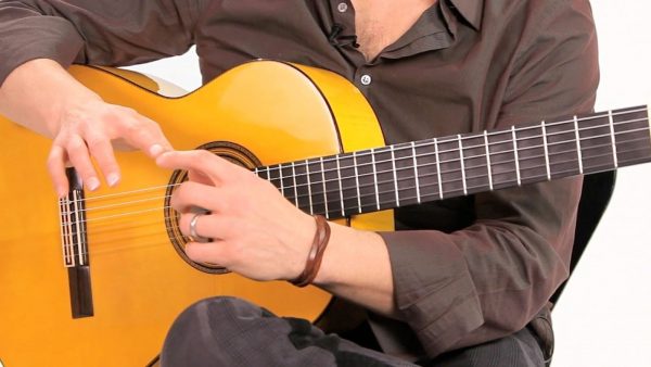 Bạn hãy thử sử dụng những dây đàn guitar nhỏ hơn khi bàn tay nhỏ