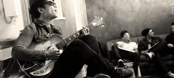 Tự đàn tự hát với guitar đệm hát