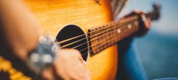 Hãy sắm cho mình một cây đàn guitar