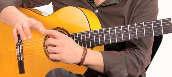 Tiếng đàn sẽ có âm sắc phong phú và khỏe khi có móng tay