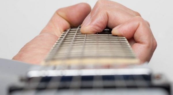 Luyện tập đàn guitar cần sự chăm chỉ và kiên định mỗi ngày