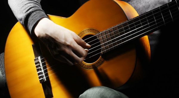 Hãy tìm một người đồng hành trong quá trình học đàn guitar